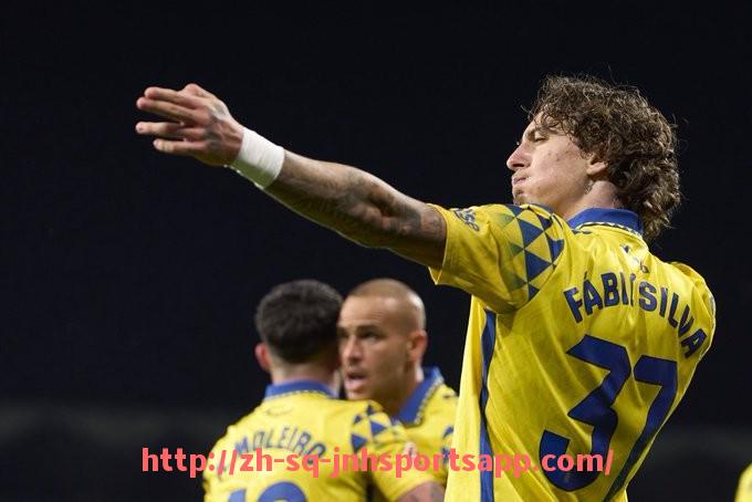 金年会app-法甲各队后防线组合搭配与配合默契度